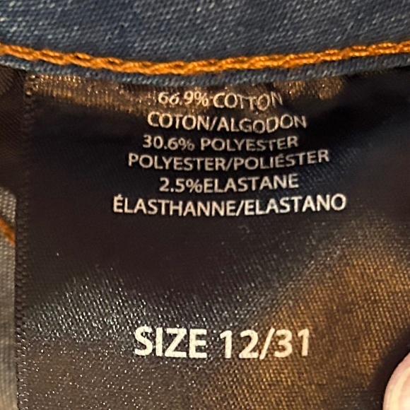 Tahari Haisley Fit Solution Denim Faded Cropped Jean Capri Size 12/31 - Picture 12 of 16